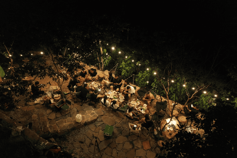 The glamping experience includes campfire activities, traditional music performances by local ethnic minorities, and authentic mountain cuisine (Source: Fanpage Khu Du Lịch Sinh Thái Hồ Thang Hen)